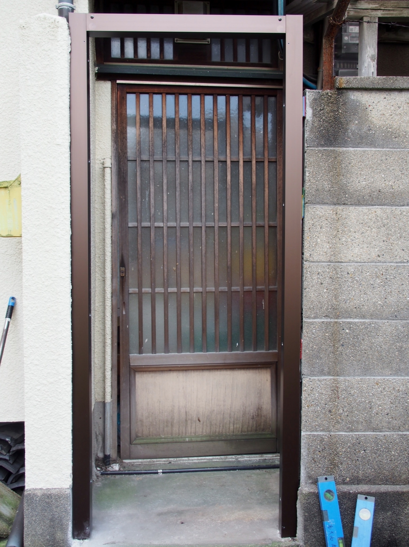 大阪市生野区巽勝手口ドアリフォーム！木製ドアをアルミ框ドアに 大阪