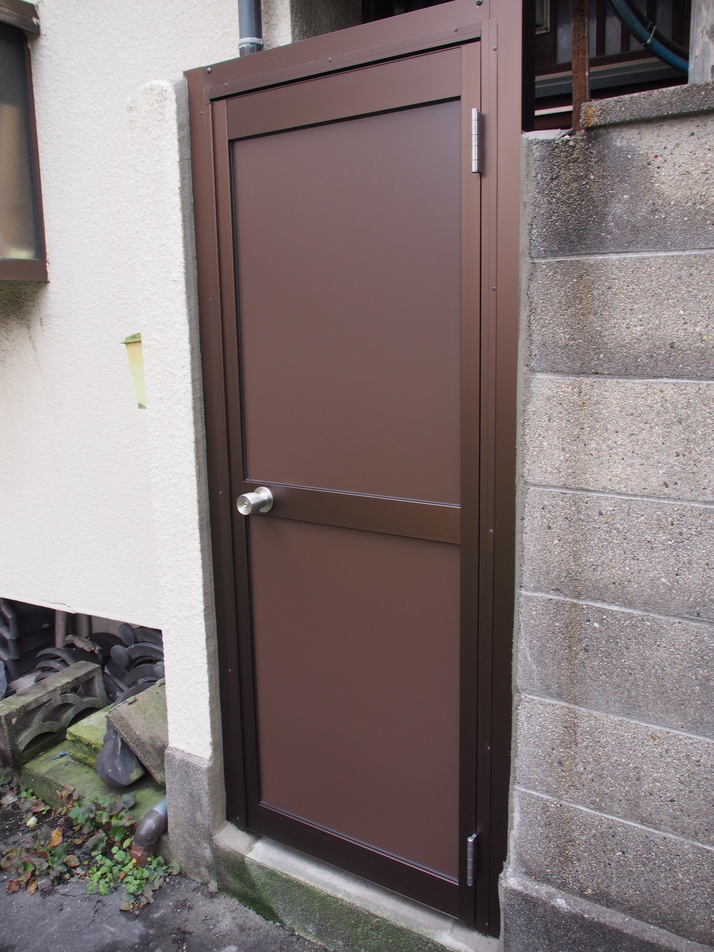 大阪市生野区巽勝手口ドアリフォーム！木製ドアをアルミ框ドアに 大阪 
